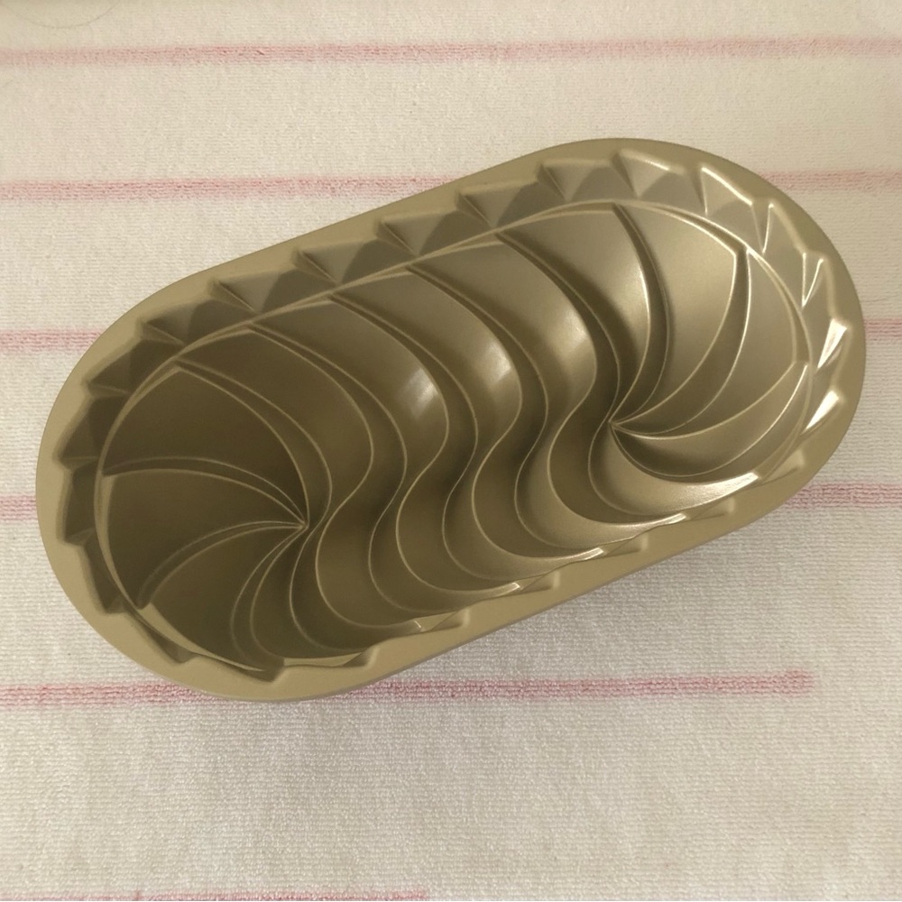 Nordic Ware Heritage Loaf Cake baking pan - Picture 3 of 9